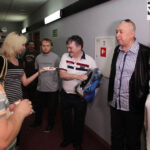 100. wydanie Made in Kielce, którego gośćmi byli Edyta i Łukasz Golcowie, kieleccy muzycy, słuchacze. Prezes Radia Kielce Jarosław Kusto wręcza upominki gościom programu / Wojciech Habdas