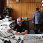 100. wydanie Made in Kielce, którego gośćmi byli Edyta i Łukasz Golcowie, kieleccy muzycy, słuchacze. Audycję realizował Marek Stefaniec. / Wojciech Habdas