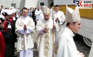 Św. Krzyż. Uroczystość podniesienia do rangi bazyliki mniejszej kościoła na Św. Krzyżu. Kardynał Stanisław Dziwisz. / Wojciech Habdas / Radio Kielce