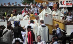 Św. Krzyż. Uroczystość podniesienia do rangi bazyliki mniejszej kościoła na Św. Krzyżu. / Wojciech Habdas / Radio Kielce