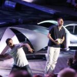 Piłkarze ręczni Vive Targów Kielce Sławomir Szmal i Piotr Grabarczyk rzucają piłki w stronę publiczności / Kamil Król / Radio Kielce