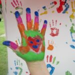 Świętokrzyskie na Fali - Przybij Piątkę z Radiem Kielce - Muzeum Orła Białego w Skarżysku Kamiennej.Kolorowe buźki na przybijanych piątkach. / Piotr Michalski / Radio Kielce