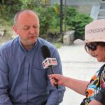 Świętokrzyskie na Fali - Przybij Piątkę z Radiem Kielce - Karczówka Kielce. Ewa Okońska i ks. Jan Oleszko - rektor Wspólnoty Pallotynów na Karczówce. / Piotr Michalski / Radio Kielce