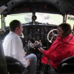 Świętokrzyskie na Fali - Przybij Piątkę z Radiem Kielce - Muzeum Orła Białego w Skarżysku Kamiennej. Ewa Okońska i dyrektor muzeum Artur Buńko w kokpicie samolotu Ił-14. / Piotr Michalski / Radio Kielce