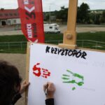 Wakacyjna akcja Radia Kielce - Świętokrzyskie na fali - Przybij piątkę z Radiem Kielce.Dorota Kubicka wybrała czerwoną piątkę. / Piotr Michalski / Radio Kielce