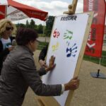 Wakacyjna akcja Radia Kielce - Świętokrzyskie na fali - Przybij piątkę z Radiem Kielce.Tęczowa piątka Bożeny Pełki. / Piotr Michalski / Radio Kielce