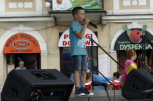 Festiwal Harcerski Koncert na kieleckim Rynku - występ solisty / Stanisław Blinstrun / Radio Kielce