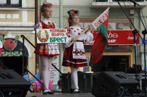 Festiwal Harcerski Koncert na kieleckim Rynku - występ zespołu z Białorusi / Stanisław Blinstrun / Radio Kielce