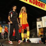 Prezentacja Korony Kielce na kieleckim Rynku - takie będą stroje korony w nadchodzącym sezonie / Stanisław Blinstrub / Radio Kielce