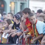 Prezentacja Korony Kielce na kieleckim Rynku - młodzi fani czekają na swoich idoli / Stanisław Blinstrub / Radio Kielce