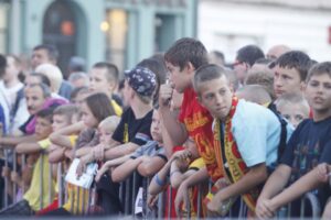 Prezentacja Korony Kielce na kieleckim Rynku - młodzi fani czekają na swoich idoli / Stanisław Blinstrub / Radio Kielce