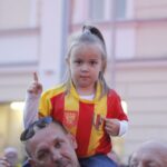 Prezentacja Korony Kielce na kieleckim Rynku - jedna z najmłodszych fanek zespołu / Stanisław Blinstrub / Radio Kielce