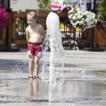 Dzieci szukające ochłody na kieleckim Rynku / Stanisław Blinstrub / Radio Kielce