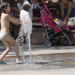 Dzieci szukające ochłody na kieleckim Rynku / Stanisław Blinstrub / Radio Kielce