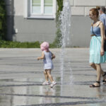 Dzieci szukające ochłody na kieleckim Rynku / Stanisław Blinstrub / Radio Kielce