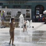 Dzieci szukające ochłody na kieleckim Rynku / Stanisław Blinstrub / Radio Kielce