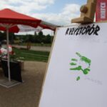 Wakacyjna akcja Radia Kielce - Świętokrzyskie na fali - Przybij piątkę z Radiem Kielce.Jolanta Łuba jako pierwsza przybiła piątkę z Radiem Kielce. / Piotr Michalski / Radio Kielce