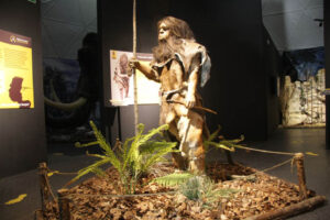 "Centrum Neandertalczyka" - najnowsza atrakcja turystyczno-edukacyjna przy "Jaskini Raj" / Robert Felczak / Radio Kielce