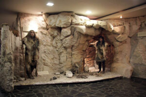 "Centrum Neandertalczyka" - najnowsza atrakcja turystyczno-edukacyjna przy "Jaskini Raj" / Robert Felczak / Radio Kielce
