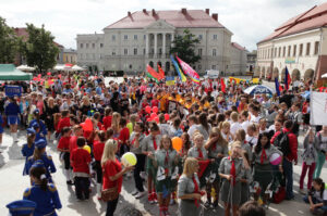 Ulicami Kielc przeszedł barwny korowód uczestników 40 Jubileuszowego Festiwalu Harcerskiego / Wojciech Habdas / Radio Kielce