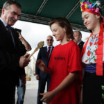 Ulicami Kielc przeszedł barwny korowód uczestników 40 Jubileuszowego Festiwalu Harcerskiego. Prezydent Kielc Wojciech Lubawski przekazał harcerzom klucze do miasta. / Wojciech Habdas / Radio Kielce