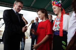 Ulicami Kielc przeszedł barwny korowód uczestników 40 Jubileuszowego Festiwalu Harcerskiego. Prezydent Kielc Wojciech Lubawski przekazał harcerzom klucze do miasta. / Wojciech Habdas / Radio Kielce