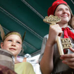 Ulicami Kielc przeszedł barwny korowód uczestników 40 Jubileuszowego Festiwalu Harcerskiego. Prezydent Kielc Wojciech Lubawski przekazał harcerzom klucze do miasta. / Wojciech Habdas / Radio Kielce