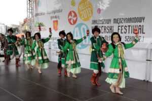 Na scenie na Rynku wystąpili uczestnicy 40 Jubileuszowego Festiwalu Harcerskiego / Wojciech Habdas / Radio Kielce