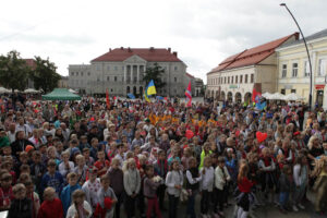 Ulicami Kielc przeszedł barwny korowód uczestników 40 Jubileuszowego Festiwalu Harcerskiego. W korowodzie wzięło udział ponad 1000 wykonawców. / Wojciech Habdas / Radio Kielce