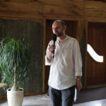 W audycji "Świętokrzyskie na fali" odwiedziliśmy we wtorek Krajno, niewielką miejscowość w gminie Górno. Prowadzący audycję Robert Felczak. / Wojciech Habdas / Radio Kielce