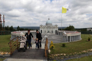 W audycji "Świętokrzyskie na fali" odwiedziliśmy we wtorek Krajno, niewielką miejscowość w gminie Górno. Park miniatur Sabat Krajno / Wojciech Habdas / Radio Kielce