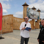 W audycji "Świętokrzyskie na fali" odwiedziliśmy we wtorek Krajno, niewielką miejscowość w gminie Górno. Właściciel parku miniatur Zenon Dańda z dziennikarzem Radia Kielce Robertem Felczakiem. / Wojciech Habdas / Radio Kielce