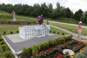 W audycji "Świętokrzyskie na fali" odwiedziliśmy we wtorek Krajno, niewielką miejscowość w gminie Górno. Park miniatur Sabat Krajno / Wojciech Habdas / Radio Kielce