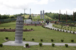 W audycji "Świętokrzyskie na fali" odwiedziliśmy we wtorek Krajno, niewielką miejscowość w gminie Górno. Park miniatur Sabat Krajno / Wojciech Habdas / Radio Kielce