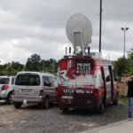 W audycji "Świętokrzyskie na fali" odwiedziliśmy we wtorek Krajno. Realizator Marek Stefaniec wypatruje prowadzącego audycję. / Wojciech Habdas / Radio Kielce