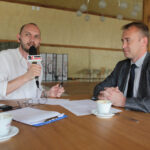 W audycji "Świętokrzyskie na fali" odwiedziliśmy we wtorek Krajno, niewielką miejscowość w gminie Górno. Robert Felczak rozmawia z wójtem gminy Przemysławem Łysakiem. / Wojciech Habdas / Radio Kielce