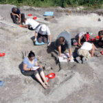 Radio Kielce na Fali w Krzyżanowicach Krzyżanowicach, gdzie odkryto pochówek tak zwanej kultury mierzanowickiej sprzed ponad dwóch tysięcy lat przed naszą erą / Radio Kielce