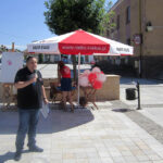 Świętokrzyskie na Fali z Radiem Kielce w Szydłowie. Prowadzący audycję Jakub Rożek na Szydłowieckim rynku. / Konrad Łużniak / Radio Kielce