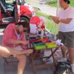 Radio Kielce w Osadzie Średniowiecznej w Hucie Szklanej w gminie Bieliny. Pani Ewa na naszej planszy odcisnęła swoją stopę. / Konrad Łużniak / Radio Kielce