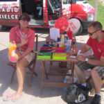 Radio Kielce w Osadzie Średniowiecznej w Hucie Szklanej w gminie Bieliny. Pani Ewa na naszej planszy odcisnęła swoją stopę. / Konrad Łużniak / Radio Kielce