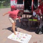 Radio Kielce w Osadzie Średniowiecznej w Hucie Szklanej w gminie Bieliny. Pani Ewa na naszej planszy odcisnęła swoją stopę. / Konrad Łużniak / Radio Kielce