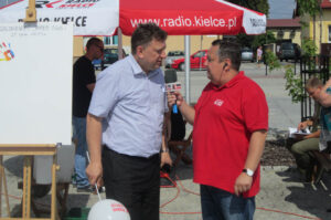 Radio Kielce w Daleszycach. Prowadzący audycję Jakub Rożek w towarzystwie burmistrza Wojciecha Furmanka / Konrad Łużniak / Radio Kielce
