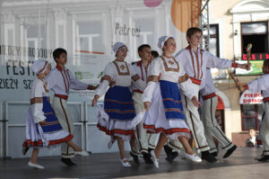 Festiwal Harcerski. Zaprezentowały się zespoły zagraniczne. Wśród nich, m. in. chór z Białorusi, zespoły wokalne z Mińska oraz grupa folklorystyczna z Iwanofrankowska. / Wojciech Habdas / Radio Kielce