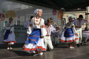 Festiwal Harcerski. Zaprezentowały się zespoły zagraniczne. Wśród nich, m. in. chór z Białorusi, zespoły wokalne z Mińska oraz grupa folklorystyczna z Iwanofrankowska. / Wojciech Habdas / Radio Kielce