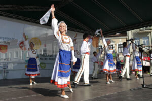 Festiwal Harcerski. Zaprezentowały się zespoły zagraniczne. Wśród nich, m. in. chór z Białorusi, zespoły wokalne z Mińska oraz grupa folklorystyczna z Iwanofrankowska. / Wojciech Habdas / Radio Kielce