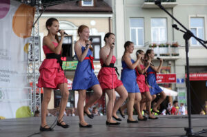 Festiwal Harcerski. Zaprezentowały się zespoły zagraniczne. Wśród nich, m. in. chór z Białorusi, zespoły wokalne z Mińska oraz grupa folklorystyczna z Iwanofrankowska. / Wojciech Habdas / Radio Kielce