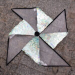 Rozstrzygnięcie Konkursu „Design się kręci”. Wiatrak wykonany min. z fragmentów płyt CD wykonany przez Patryka Synowca, zajął trzecie miejsce. / Wojciech Habdas / Radio Kielce