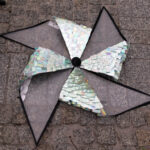 Rozstrzygnięcie Konkursu „Design się kręci”. Wiatrak wykonany min. z fragmentów płyt CD wykonany przez Patryka Synowca, zajął trzecie miejsce. / Wojciech Habdas / Radio Kielce