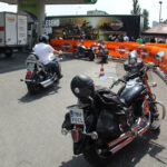 The Legend on Tour zawitał do Kielc. Na stacji BP przy ulicy Jagiellońskiej było obejrzeć kilkadziesiąt motocykli Harley Davidson / Piotr Michalski / Radio Kielce