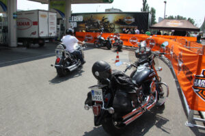 The Legend on Tour zawitał do Kielc. Na stacji BP przy ulicy Jagiellońskiej było obejrzeć kilkadziesiąt motocykli Harley Davidson / Piotr Michalski / Radio Kielce